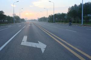 daytime shot of left turn lane